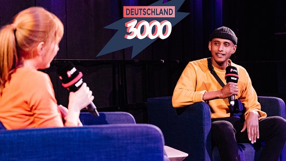Eva Schulz im Gespräch mit dem Teddy Teclebrhan im Podcast Deutschland3000